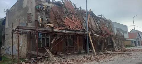 HRT - U središtu Siska urušila se stambena zgrada oštećena u potresu, počelo njeno rušenje